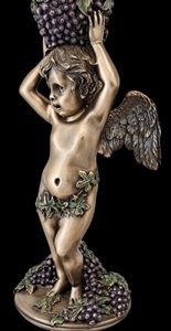 Nærbillede af vinget kerub (engel) figur med druer på Veronese Art Nouveau lysestage